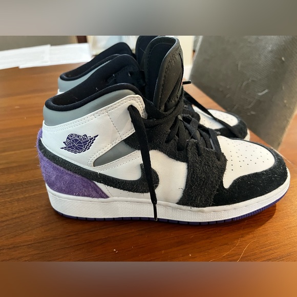 Air Jordans size 5Y, black and purple . Above average to good condition,see pics - Picture 4 of 9